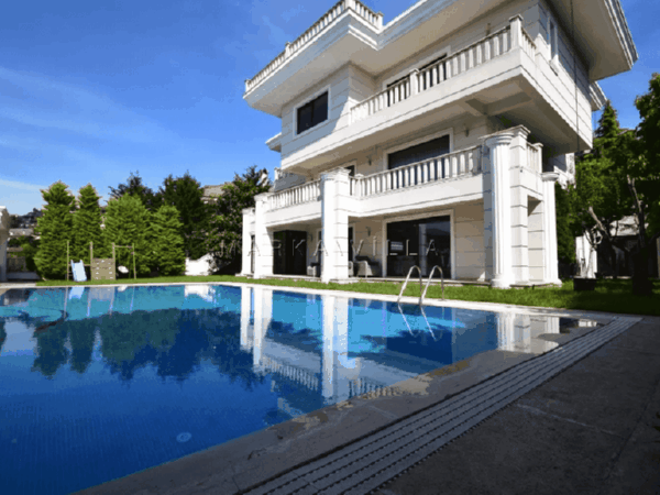 havuzlu geniş lüks villa
