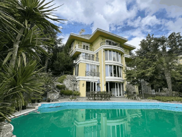 havuzlu lüks sarı renkli villa