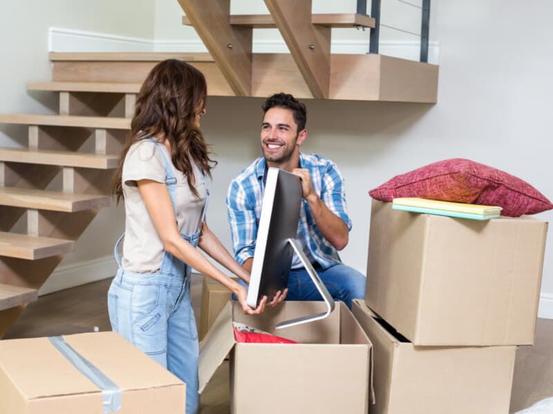 ekranları kırılmaması için kutuya paketleme yapan çift