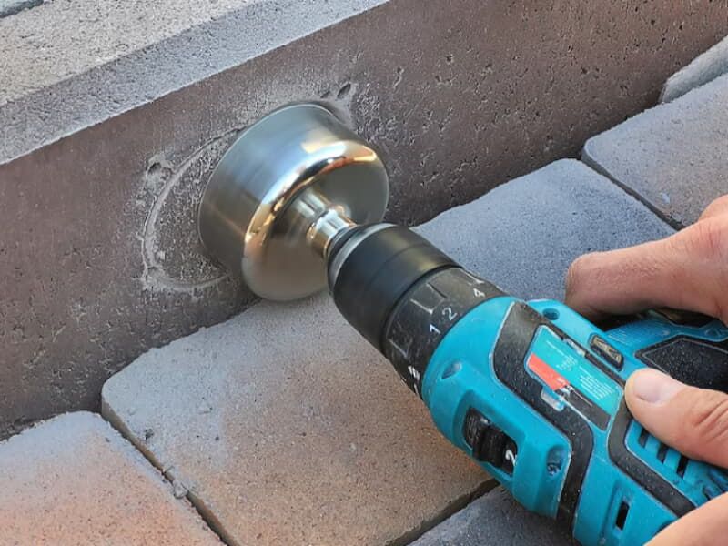 Karot makinesiyle beton delme işlemi