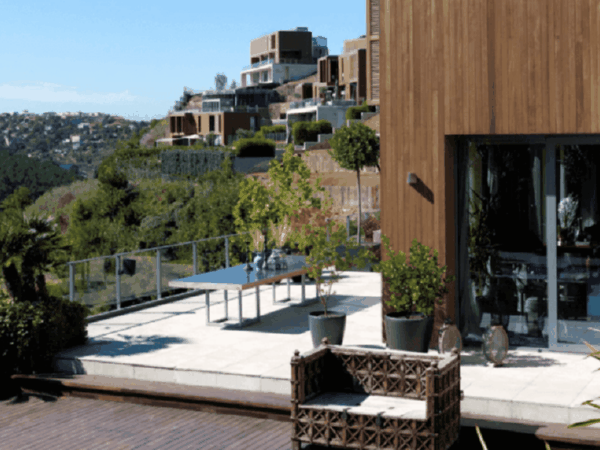 Modern görünümlü havuzlu villa