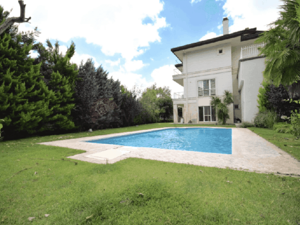havuzlu bahçeli beyaz lüks villa