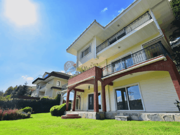 dışı tuğla desenle büyük villa