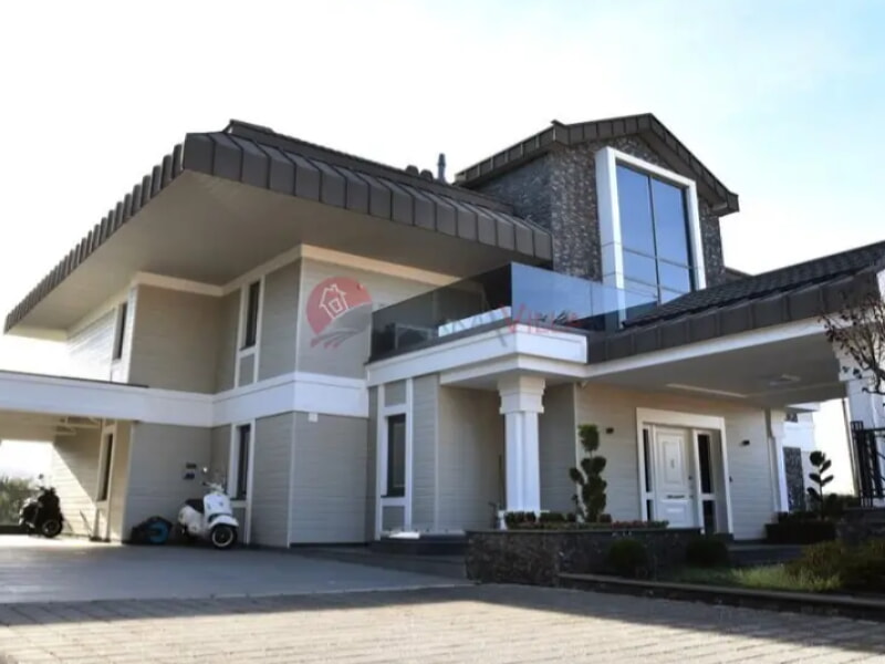Gri bahçeli büyük villa