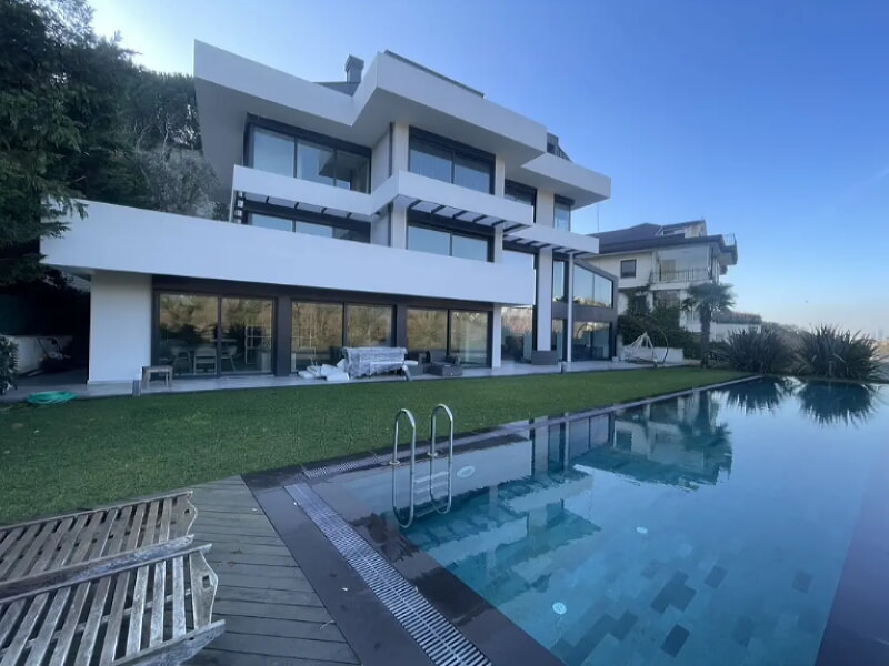 Havuzlu lüks büyük villa