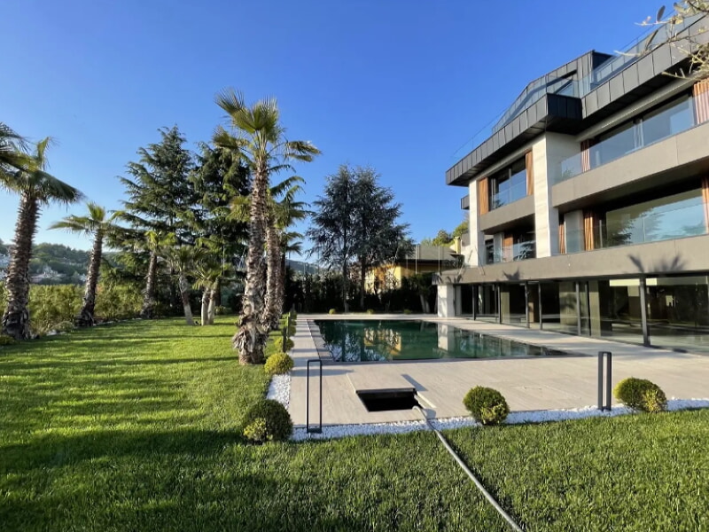 Havuzlu büyük lüks gri renkli villa