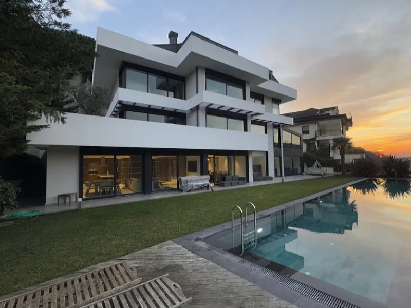 Gün batımı manzaralı havuzlu lüks villa