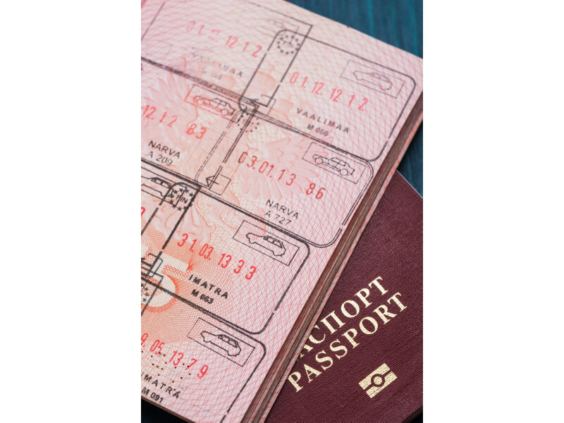 sayfaları açılmış pasaport